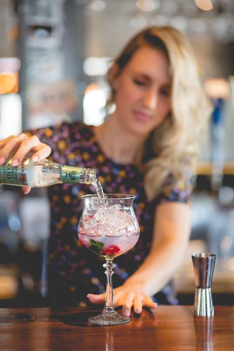 barmaid préparant un cocktail